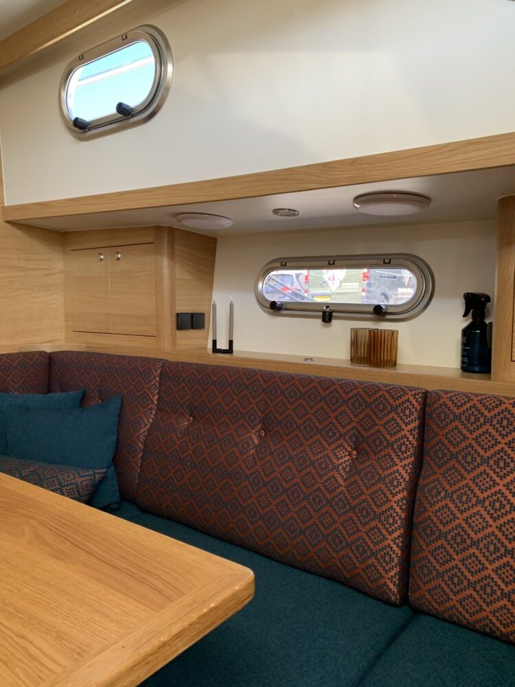 Vedette Cabin Comfort Line 37 ft, zitbank met patchwork kussens en patrijspoorten
