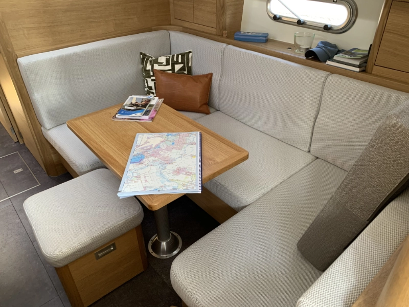 Vedette Cabin Comfort Line 37 ft, zithoek met tafel en kaart