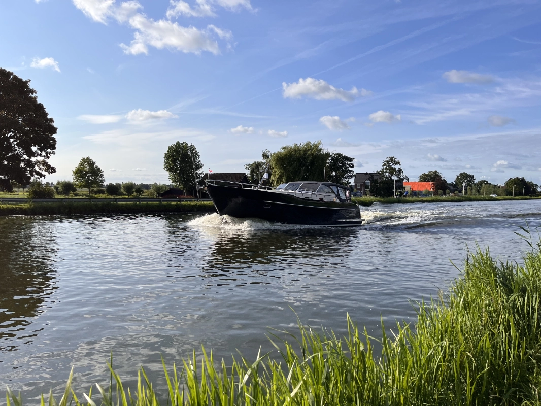 Vedette Cabin Comfort Line 39 ft, boot varend op rivier