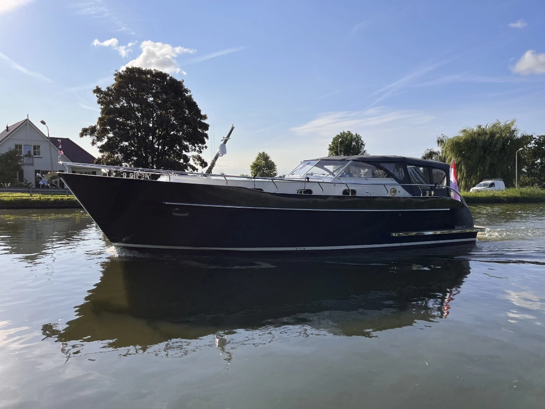 Vedette Cabin Comfort Line 39 ft, boot varend op water