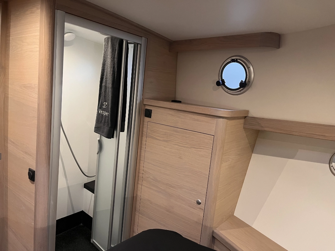 Vedette Cabin Comfort Line 39 ft, badkamer met douche en patrijspoort