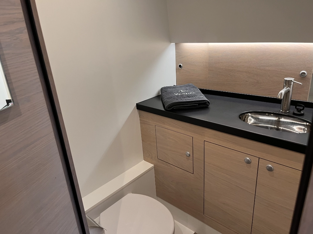 Vedette Cabin Comfort Line 39 ft, badkamer met wastafel toilet