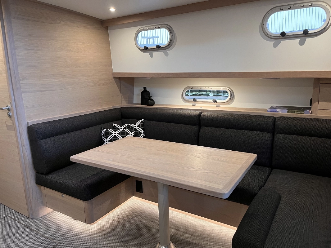 Vedette Cabin Comfort Line 39 ft, eethoek met zitbank en tafel