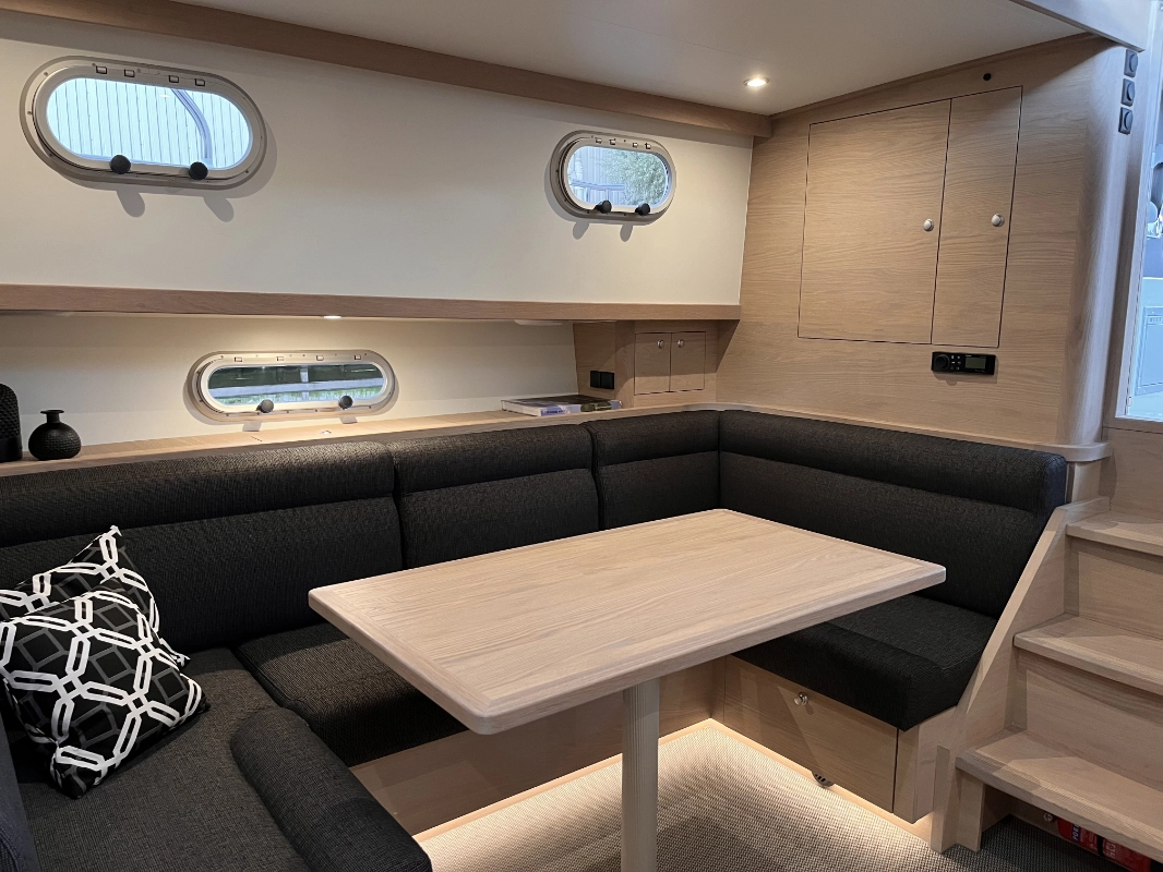 Vedette Cabin Comfort Line 39 ft, eetkamer met zitbank en trap