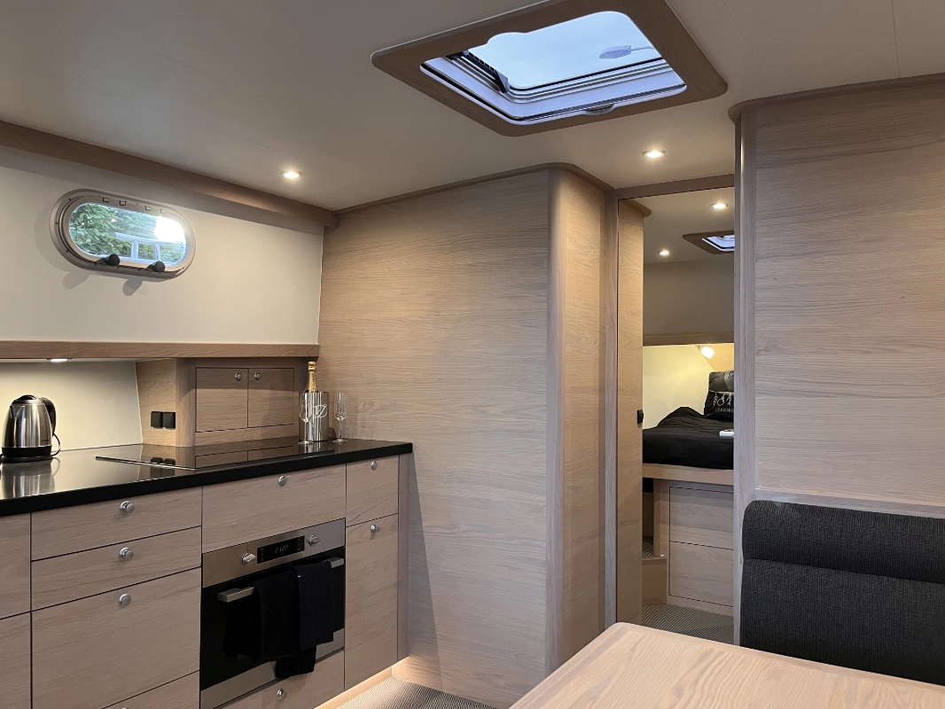 Vedette Cabin Comfort Line 39 ft, keuken met houten kastjes