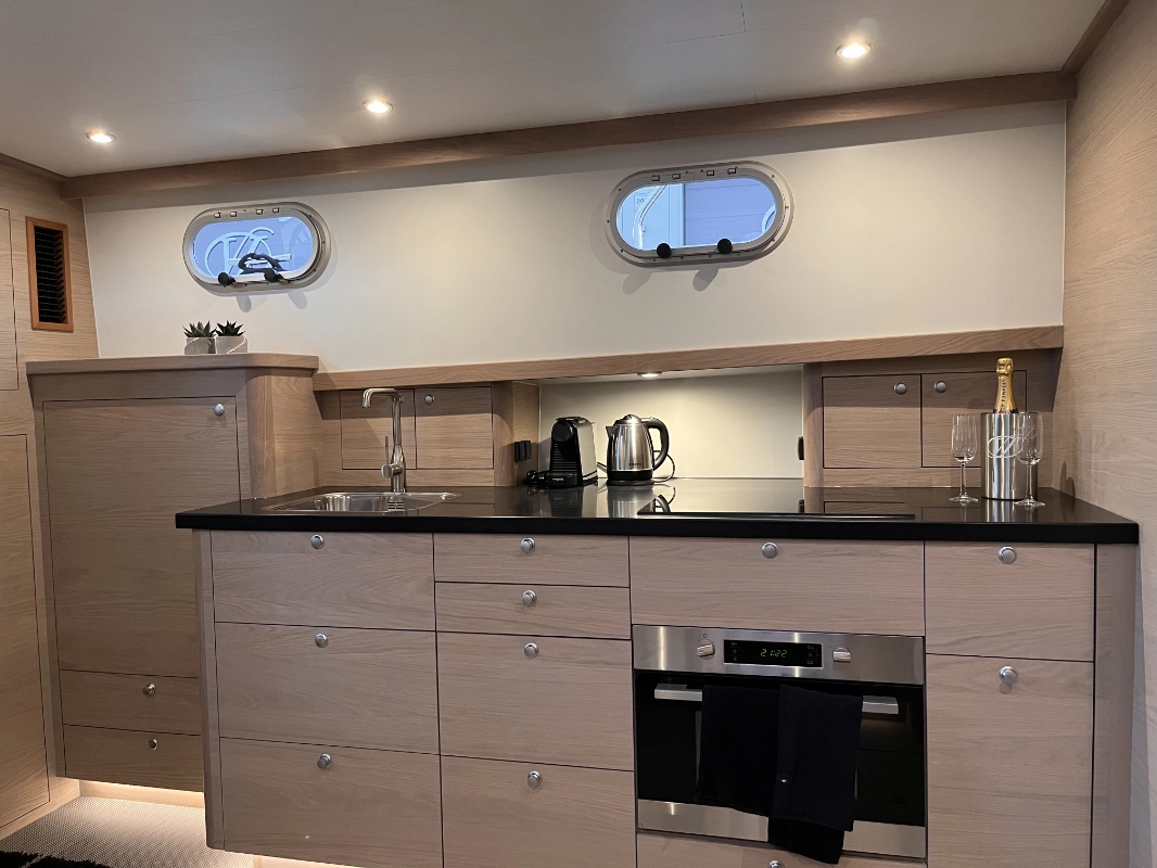 Vedette Cabin Comfort Line 39 ft, keuken met kookplaat en oven