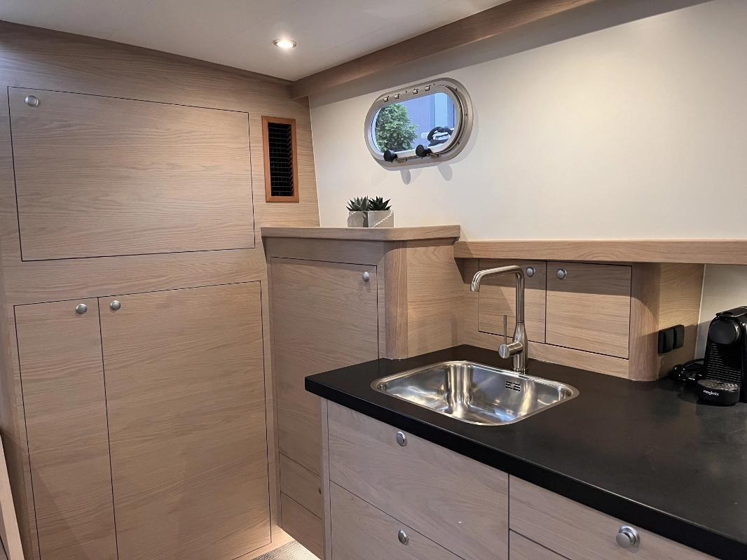 Vedette Cabin Comfort Line 39 ft, kombuis met spoelbak en patrijspoort