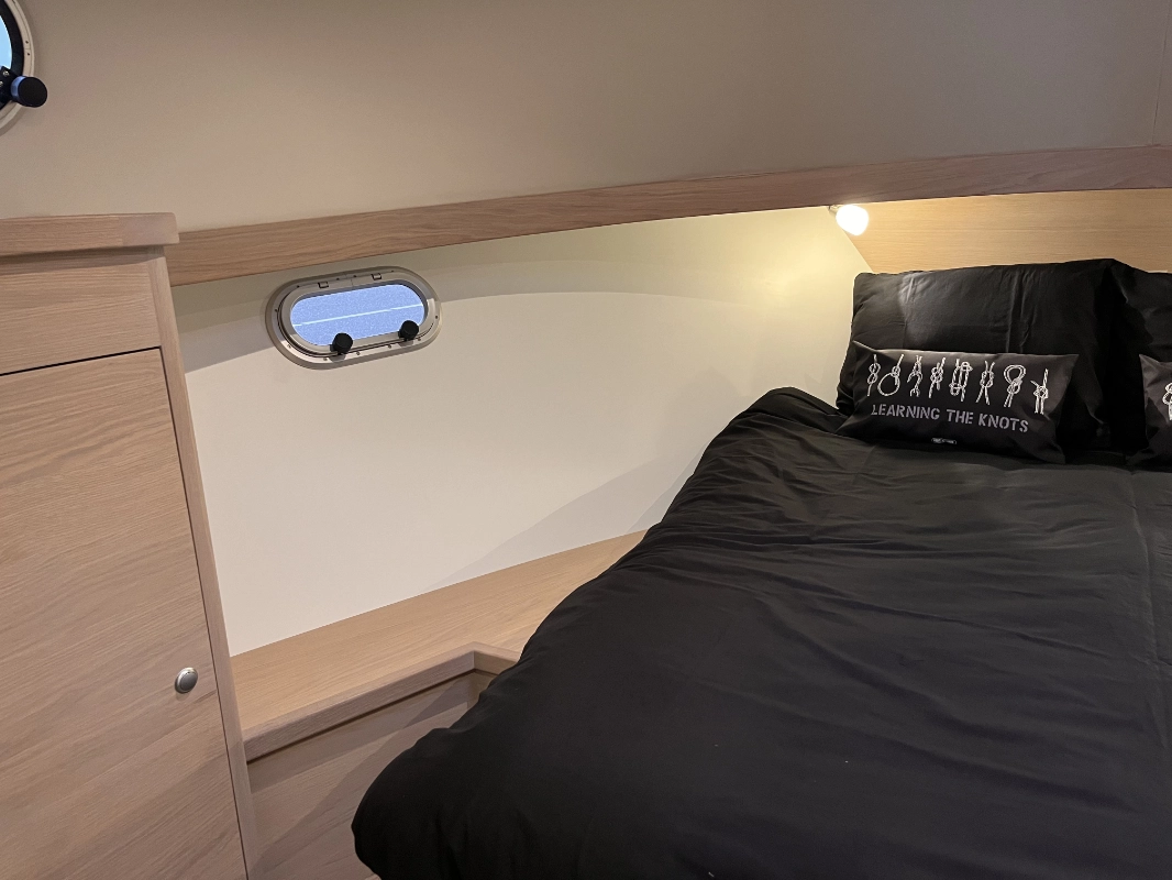 Vedette Cabin Comfort Line 39 ft, slaapkajuit met bed en patrijspoort