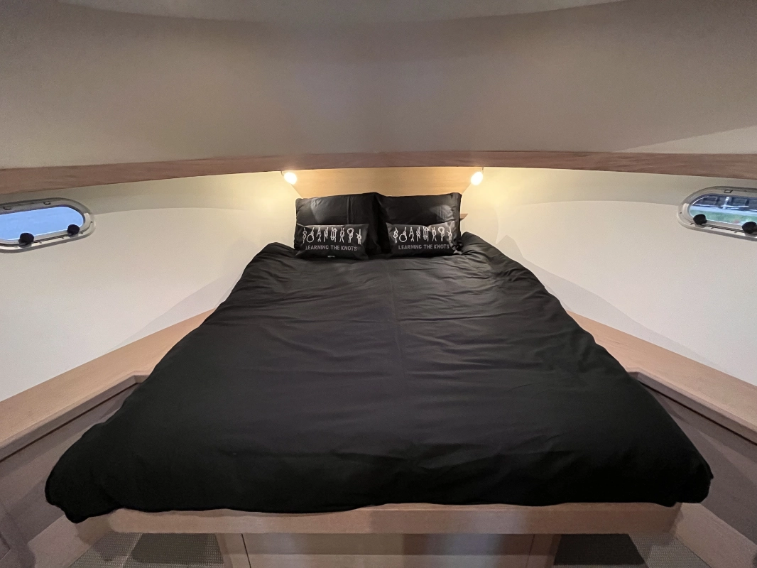 Vedette Cabin Comfort Line 39 ft, slaapkajuit met bed en patrijspoorten