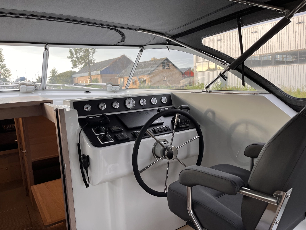 Vedette Cabin Comfort Line 39 ft, stuurstand met stuurwiel en instrumenten