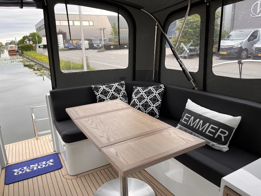 Vedette Cabin Comfort Line 39 ft, zitbank met tafel aan boord