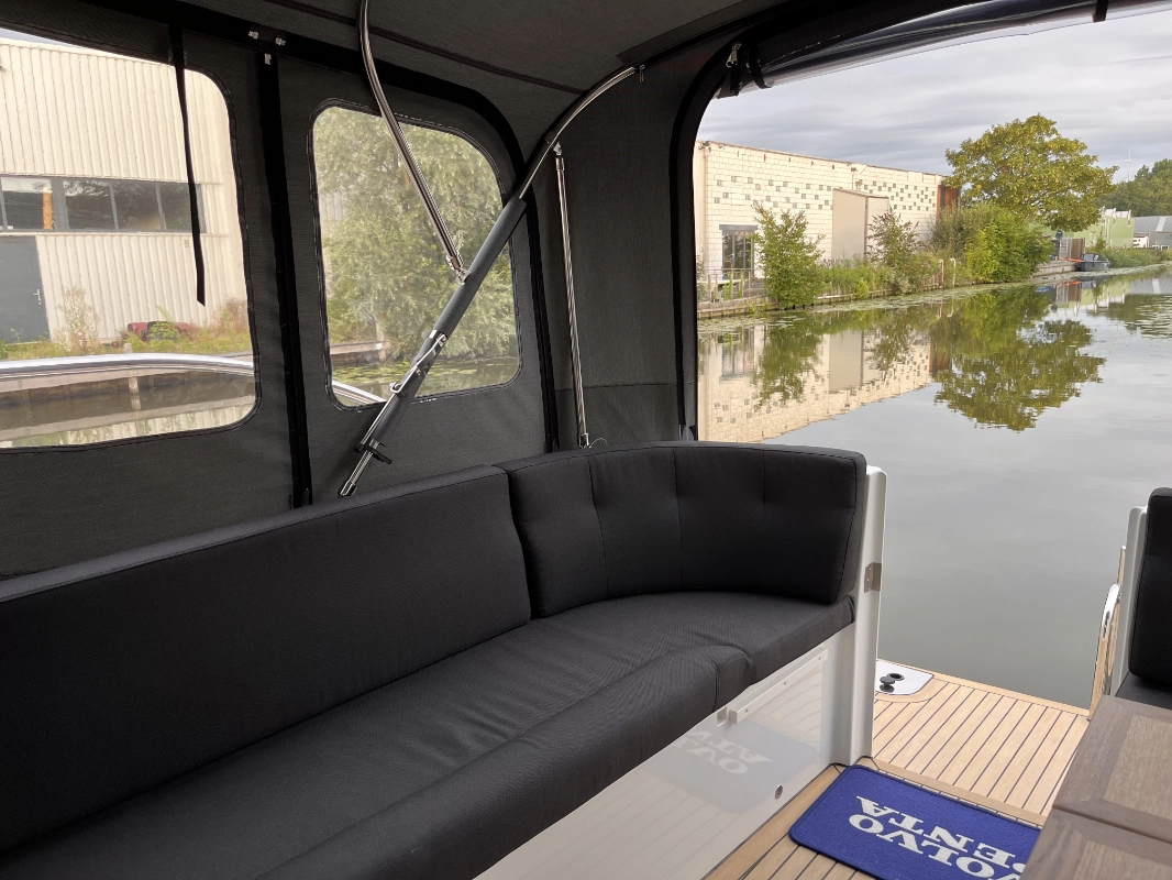Vedette Cabin Comfort Line 39 ft, zitbank met uitzicht op water