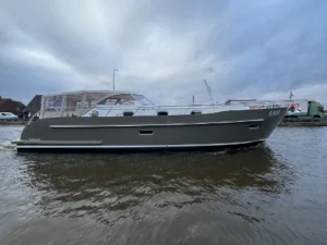 Vedette Cabin Comfort Line 43 ft, boot afgemeerd bij haven