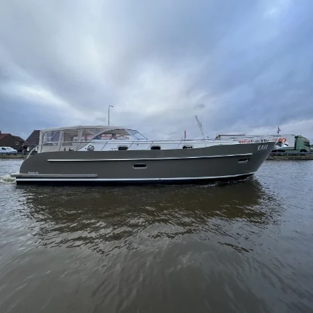 Vedette Cabin Comfort Line 43 ft, boot afgemeerd bij haven