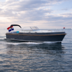 Vedette Cabin Dutchman 35 ft, motorboot varend op zee
