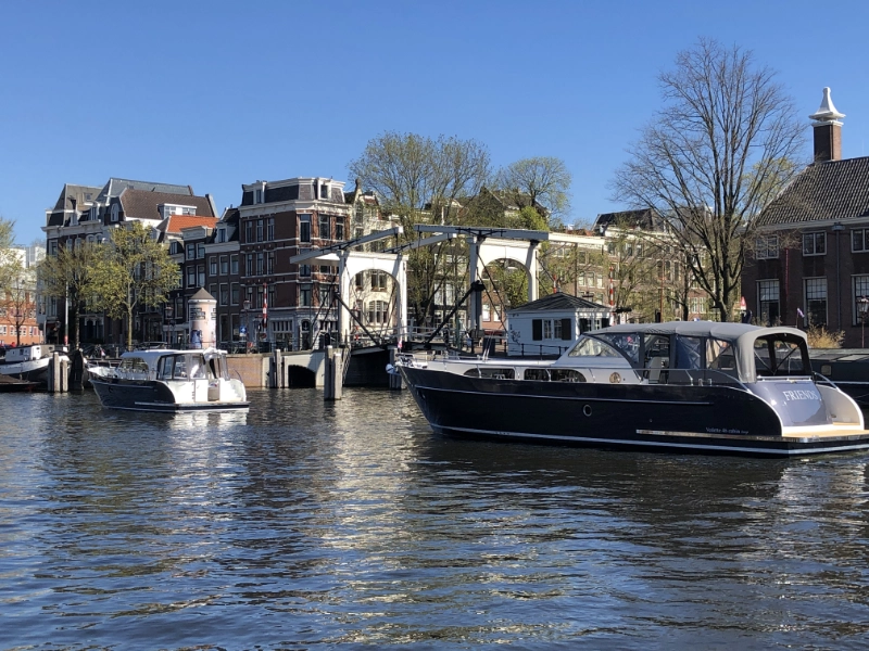 Vedette 46 Cabin Lounge, boot varend op grachtwater amsterdam