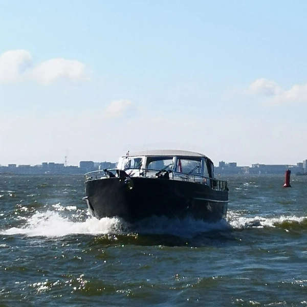 Vedette 46 Cabin Lounge, boot varend op open water
