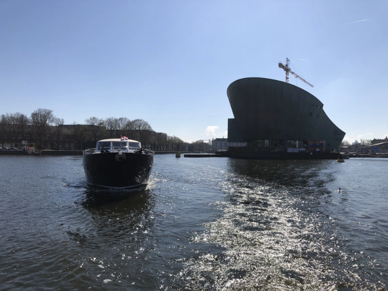Vedette 46 Cabin Lounge, boot varend op water bij nemo museum