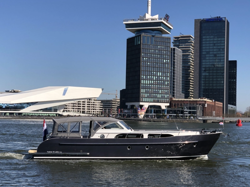 Vedette 46 Cabin Lounge, boot varend op water bij stad