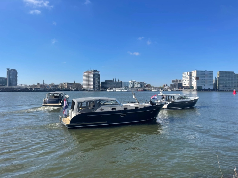 Vedette 46 Cabin Lounge, boten varen op water bij stad