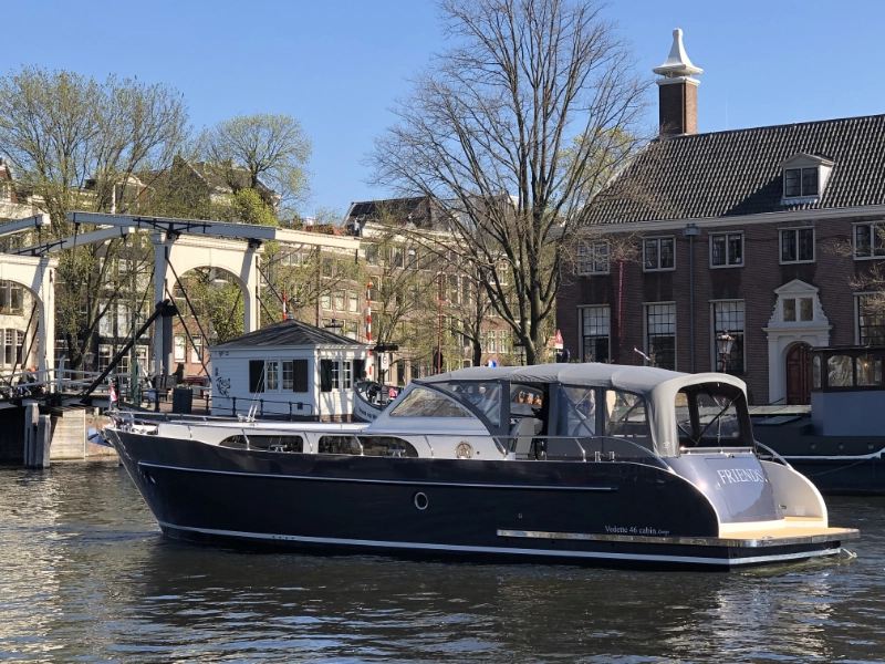 Vedette 46 Cabin Lounge, motorboot varend door gracht met brug