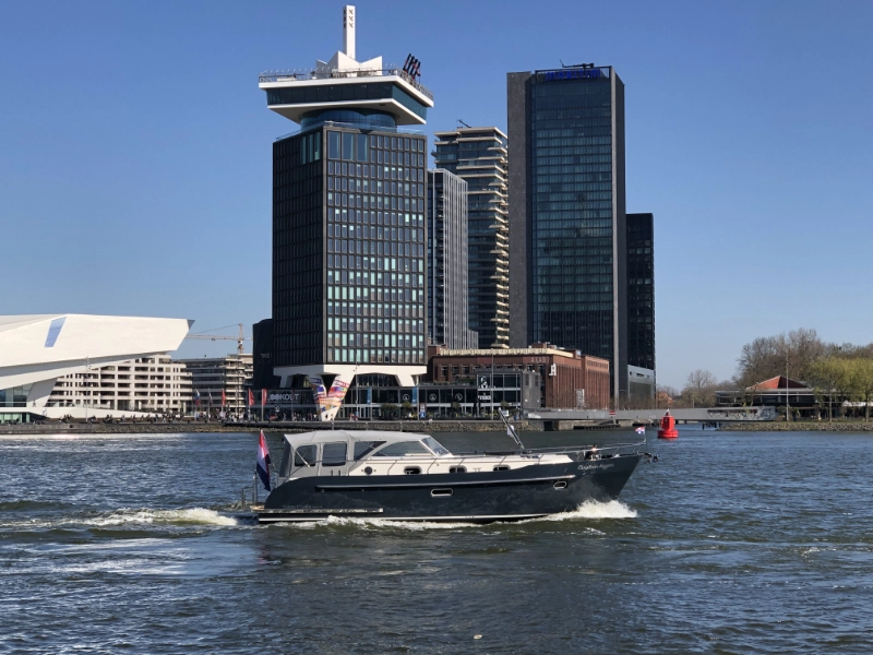 Vedette 46 Cabin Lounge, motorboot varend op water bij skyline