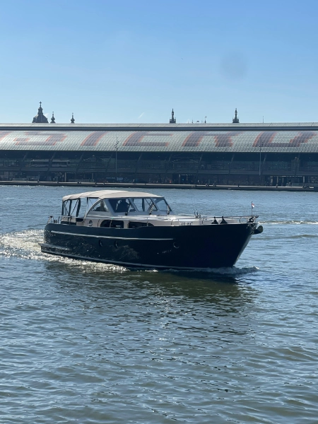 Vedette 46 Cabin Lounge, motorboot varend op water