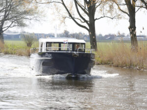Vedette Navigator 35, boot varend op rivier