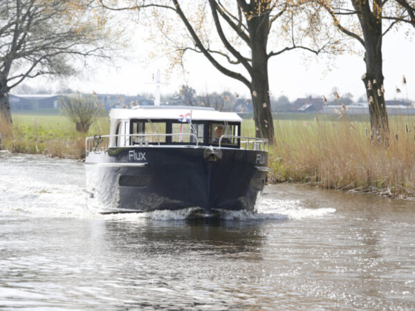 Vedette Navigator 35, boot varend op rivier