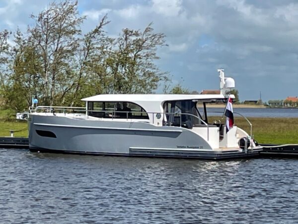 Vedette Navigator 35, motorboot afgemeerd aan water