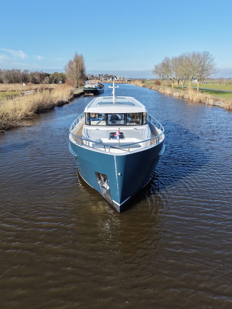 Vedette Navigator 42, blauwe motorboot vaart op kanaal
