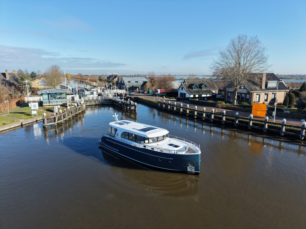 Vedette Navigator 42, boot varend door sluis