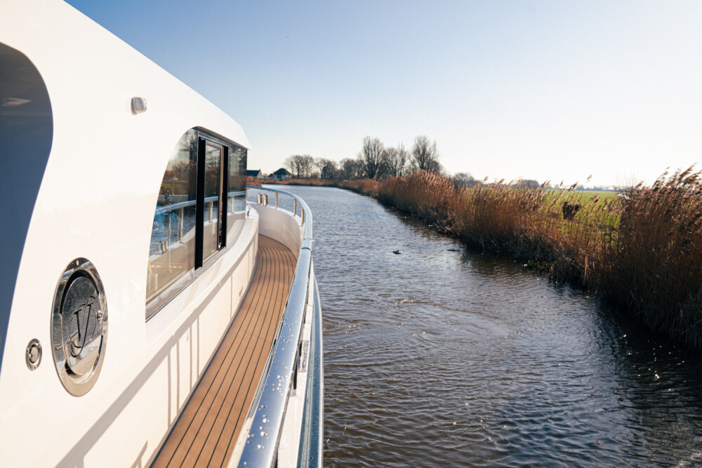 Vedette Navigator 42, boot varend op rivier