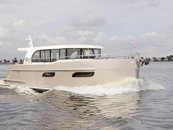 Vedette Navigator 42, boot varend op water