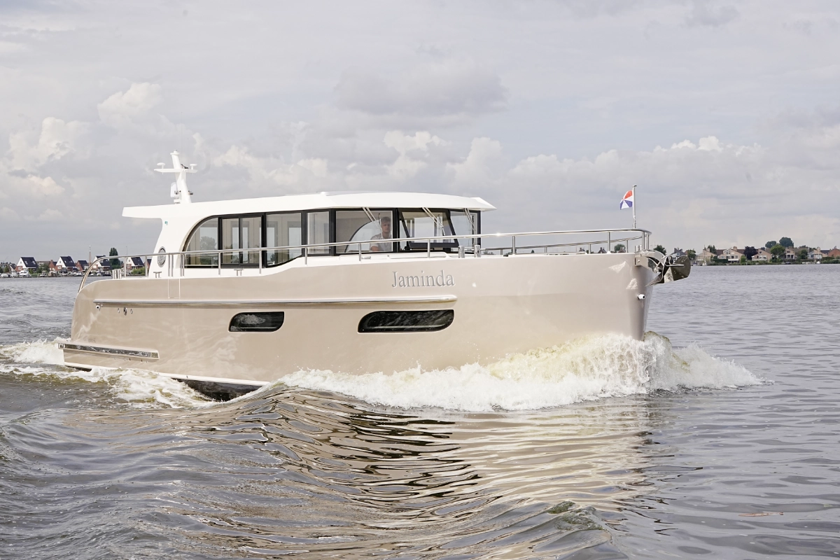 Vedette Navigator 42, boot varend op water