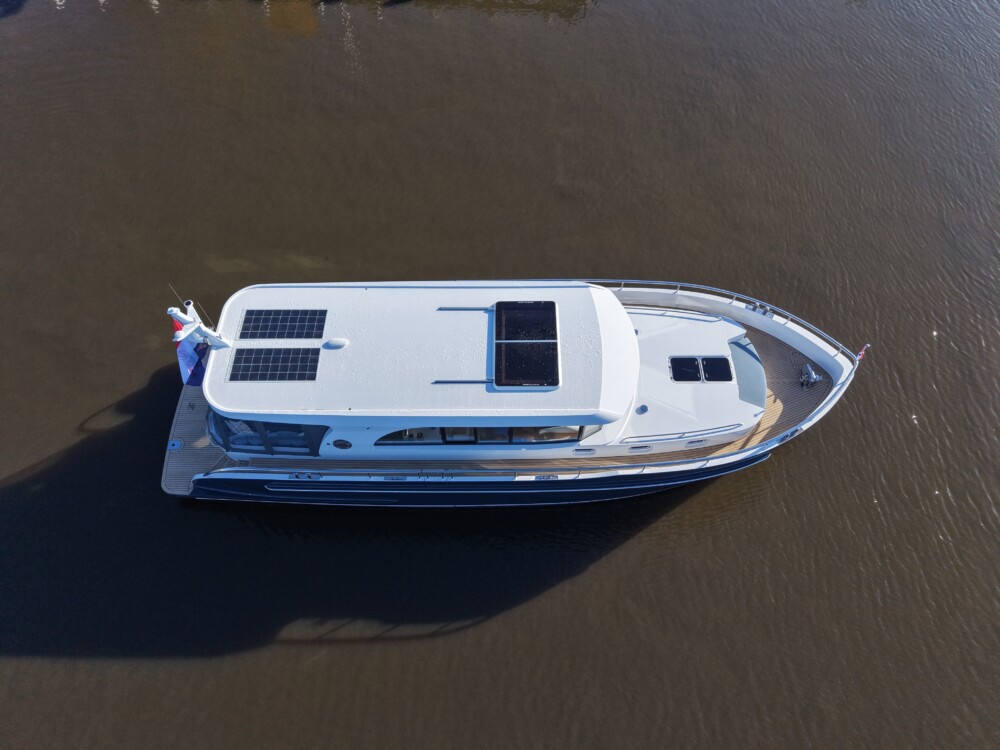 Vedette Navigator 42, luchtfoto motorboot op water