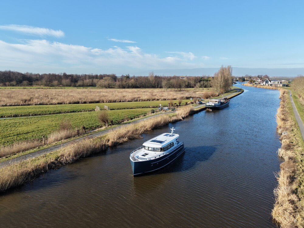 Vedette Navigator 42, motorboot varend op kanaal