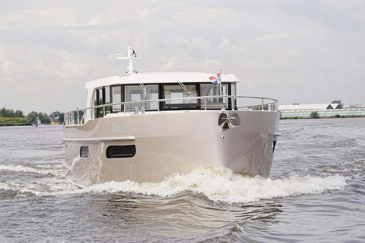 Vedette Navigator 42, motorboot varend op water