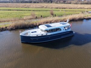 Vedette Navigator 42, motorjacht vaart door smal water