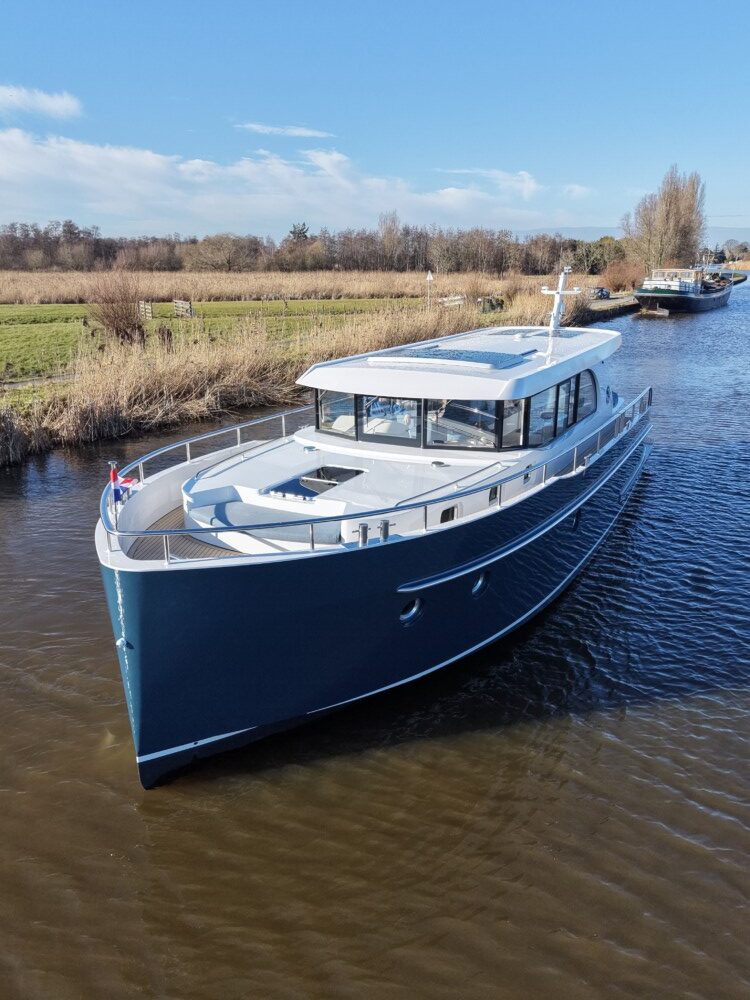Vedette Navigator 42, motorjacht varend op rivier