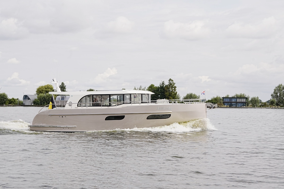 Vedette Navigator 42, motorjacht varend op water