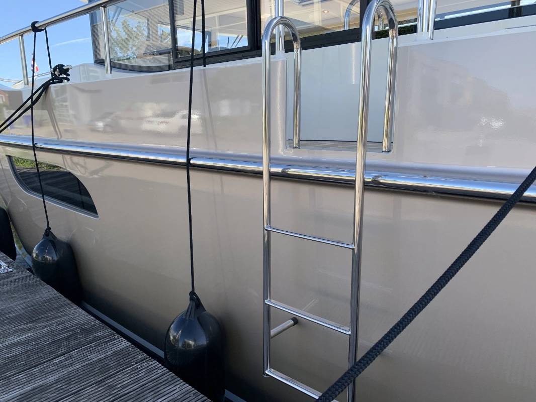 Vedette Navigator 42, roestvrijstalen trap tegen bootromp