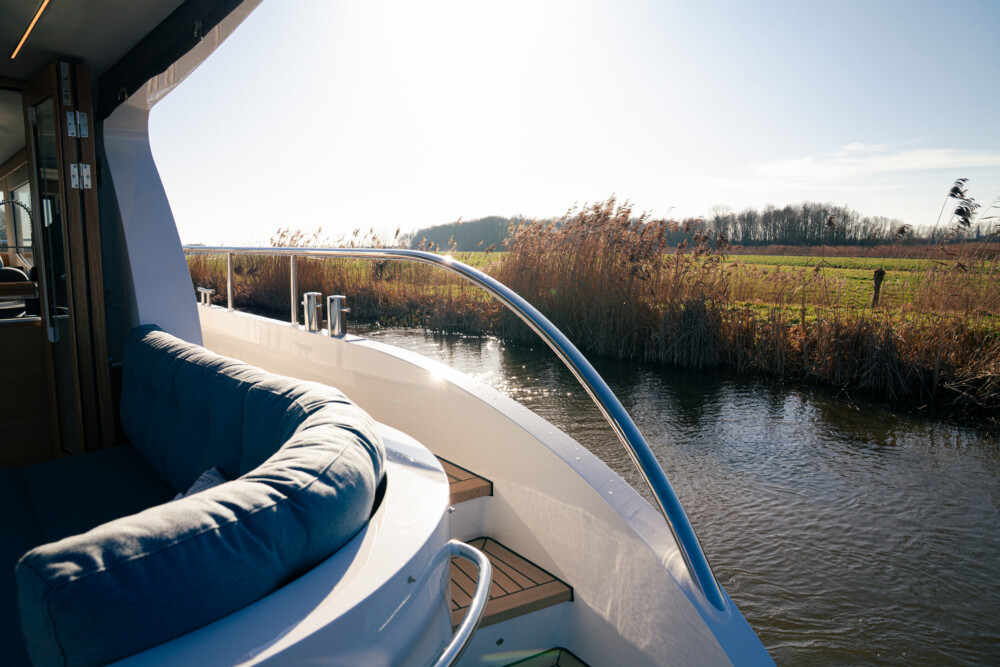 Vedette Navigator 42, voordek met zitbank uitzicht