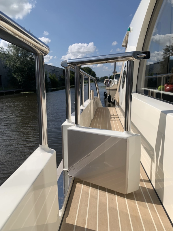Vedette Navigator 42, zijdek met roestvrijstalen reling