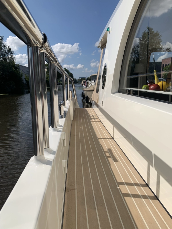 Vedette Navigator 42, zijdek met teakhouten vloer