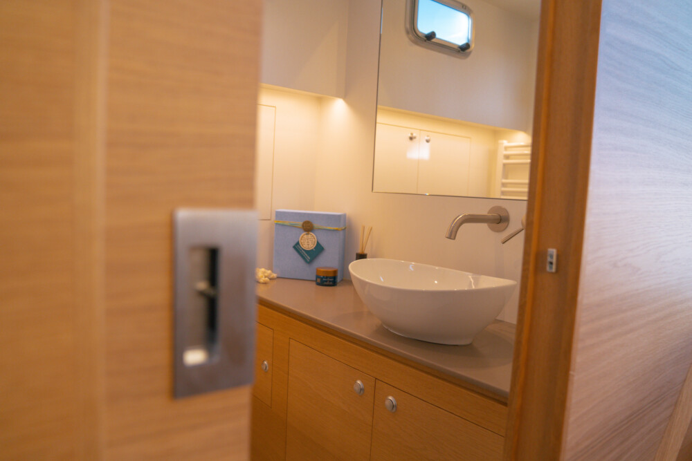 Vedette Navigator 42, badkamer met wastafel en raam