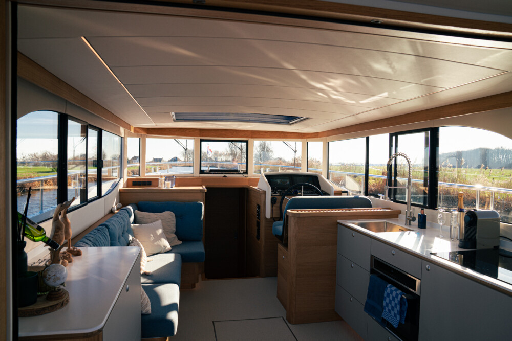 Vedette Navigator 42, kajuit met keuken en zitbank