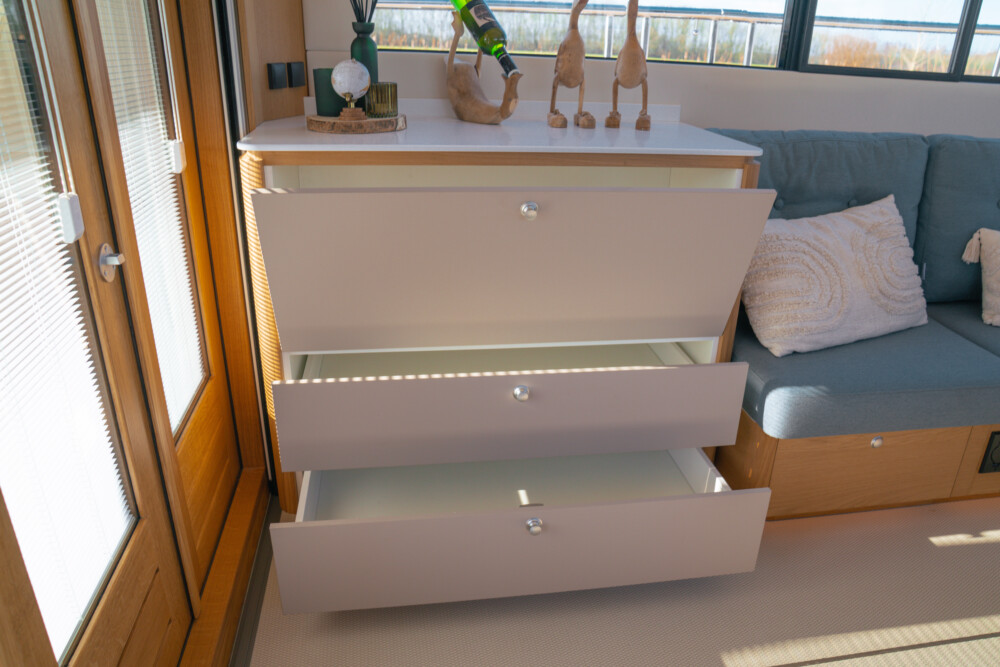 Vedette Navigator 42, kast met open lades