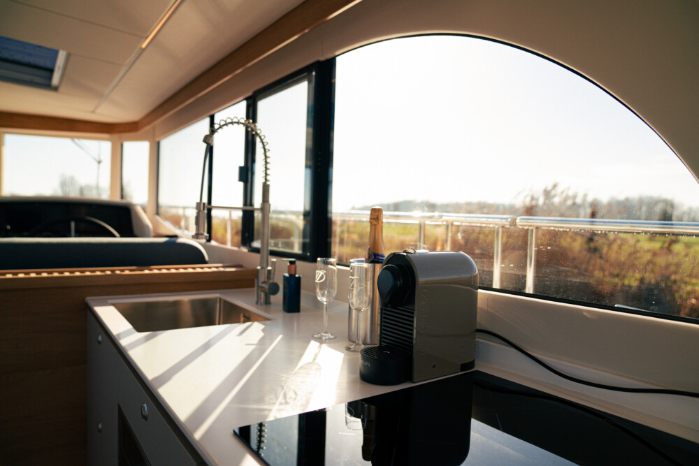 Vedette Navigator 42, keuken met koffiemachine en champagne