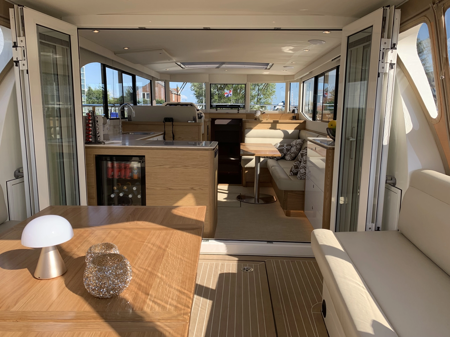 Vedette Navigator 42, salon met keuken en zitbank